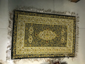 Tapis bijou décoratif avec fil Zari Idéal pour les thèmes du patrimoine, les intérieurs de maison et les occasions de cadeaux - Product Image 3