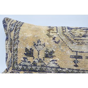 Oreiller patchwork Kantha en laine beige 16x48 pouces tissé avec un imprimé brodé floral vintage Confort rustique et design intemporel - Product Image 2