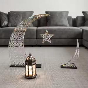 Magnifiques pièces métalliques lune et étoile Ramadan Kareem créent une entrée accueillante pour les invités, parfaites pour la décoration de la salle de prière. - Product Image 2