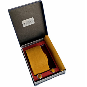 Exve Exclusivo Juego de Pañuelo de Bolsillo y Gemelos Tejidos con Aspecto de Ante Amarillo Mostaza, Duradero, 7 cm de Ancho, con Logotipo Personalizado, en Caja de Regalo de Cuero PU - Product Image 2