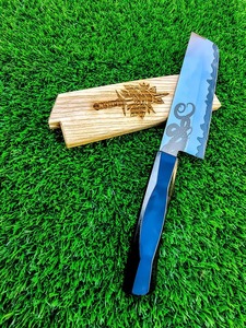 Cuchillo de Supervivencia de Acero al Carbono Bellamente Diseñado, Hecho a Mano, con Funda de Cuero y Madera Fácil de Agarrar para Acampar. - Product Image 4