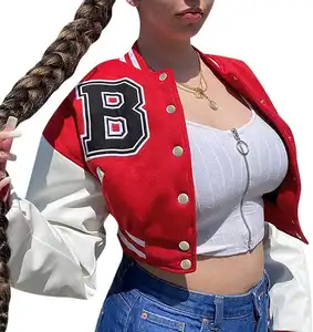 लाल रंग की शीर्ष गुणवत्ता वाली महिला प्लस साइज वर्सिटी जैकेट क्रॉप टॉप वर्सिटी सबसे अधिक बिकने वाली बेसबॉल जैकेट निर्माता और आपूर्तिकर्ता