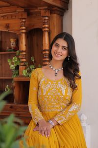 El mejor diseño y elegante vestido de satén con escote corazón perfecto para cualquier ocasión accesible a un precio razonable - Product Image 2