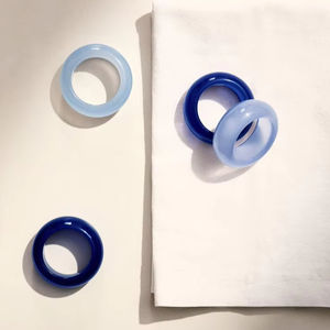 Servilleteros de resina de diseñador asequibles para una decoración moderna de mesa de vacaciones con atractivos detalles hechos a mano - Product Image 1