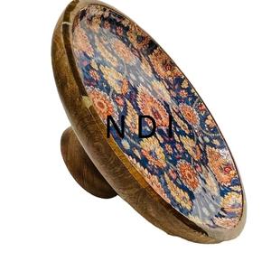 Soporte para Pastel de Cumpleaños de Madera de Calidad Superior con Forma Redondeada y Acabado Esmaltado para Fiestas y Celebraciones - Product Image 1