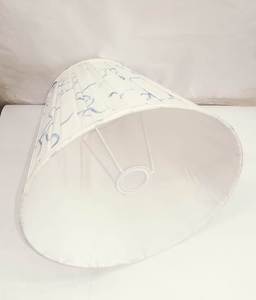 โคมไฟผ้ากำมะหยี่ลายอิคาทสีน้ำเงินขาว ดีไซน์ธรรมชาติ ทันสมัย หรูหรา ขายดี สำหรับโคมไฟข้างเตียง ใช้ภายในอาคาร - Product Image 5