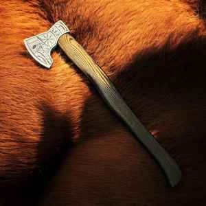 Hache Viking artisanale de qualité supérieure, de qualité industrielle, à lame barbue, pour la survie en plein air, avec manche en bois pour le camping, avec étui - Product Image 1