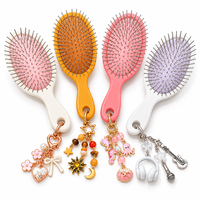 Brosse à cheveux mini coussinée OEM personnalisée avec porte-clés, brosse démêlante portable avec pendentif breloque, brosse à cheveux de voyage en gros