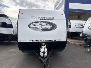 Remolque de Viaje Independiente Ligero y Moderno Easy Tow 2026 Forest River RVs Cherokee Wolf Pup Camper, Expandible, de Acero Inoxidable - Product Image 2