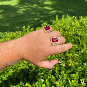 Anillo Masculino de Lujo Chapado en Oro Cultivado en Laboratorio con una Gran Piedra Rectangular Roja y Piedras Decorativas Brillantes Transparentes - Product Image 4
