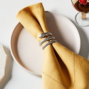 Rond de serviette en métal martelé fait à la main pour la décoration de table à manger pendant un mariage ou un dîner festif - Product Image 1