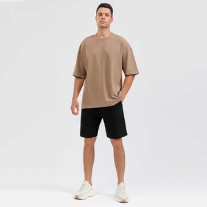 Service de fabrication d'ensembles de t-shirts et shorts de sport à marque privée, ensemble deux pièces athlétique, emballage et marquage personnalisés - Product Image 4