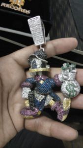 Colgante Clásico de Conejito de Diamante Tallado de 3.10 Quilates, Plata de Ley Chapada en Oro, Unisex, para Fiestas y Eventos - Product Image 4