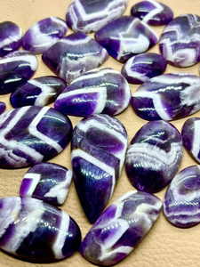 อัญมณีขัดอเมทิสต์ทรงหลังเบี้ยจากธรรมชาติมีหลายรูปทรงและขนาดขายส่งมากสำหรับการทำเครื่องประดับ - Product Image 3