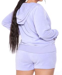 ชุดเซ็ตทูพีซกำมะหยี่สีชมพูสดใสสำหรับผู้หญิง สไตล์เซ็กซี่ เสื้อครอปท็อปและกางเกงขาสั้นเหนือเข่า สำหรับฤดูหนาว ผลิตโดย HI 2026 - Product Image 6