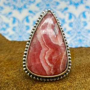Bague en pierre précieuse de rhodochrosite naturelle en argent antique belle forme de poire bijoux en pierre pour mariages couleur rouge blanc - Product Image 1