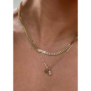 Collier tendance Capri, chaîne gourmette plaqué or rhodié, orné de diamants, perles, lettres et chiffres, idéal pour les fêtes et événements religieux - Product Image 6