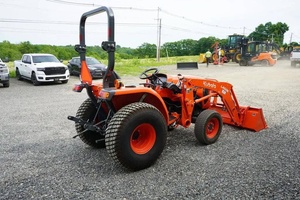 รถแทรกเตอร์ฟาร์ม Kubota L2502 ขับเคลื่อน 4 ล้อ 25 แรงม้า ได้รับการรับรองมาตรฐาน CE พร้อมบุ้งกี๋หน้า PTO ระบบยึด 3 จุด รถแทรกเตอร์สำหรับทำสวน - Product Image 3