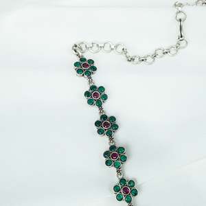 Collar Ayushi de Plata 925 con Delicada Flor de Margarita con Rubí y Esmeralda para Fiestas - Product Image 5