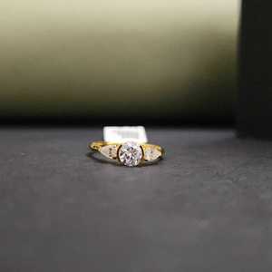 Elegante Anillo de Moissanita con Tres Piedras Redondas y en Forma de Pera en Oro Sólido de 14K, Certificado IGI, Chapado en Oro de 14K, para Regalo de San Valentín - Product Image 2