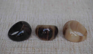 Anillo de Cuerno de Búfalo Hecho a Mano Ecológico para Mujer y Hombre, con Rayas Negras y Marrones, Forma Personalizada para Boda, por Saniya Handicraft - Product Image 2