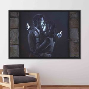 Tableau imprimé sur toile : Banksy Mobile Phone Lovers, Décoration moderne, 1P : encadré noir - Product Image 1