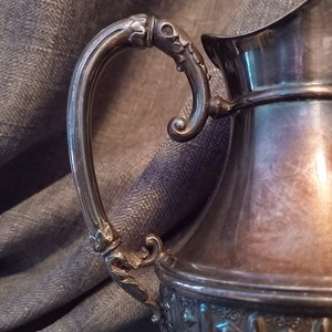 Pichet Vintage Orné En Relief Nickel Argent Plaqué Belle Pichet Avec Poignée, Pichet À Eau Décor Antique En Métal À Collectionner - Product Image 2