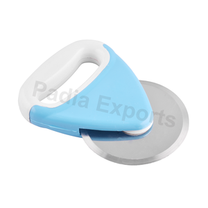Maneje la herramienta de corte de pizza para perfeccionar sus rebanadas de pizza - Product Image 1
