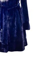 Manteau en fausse fourrure bleu marine pour femme avec grand col en renard argenté ceinturé à la taille Manteau d'hiver en peluche élégant et chaud
