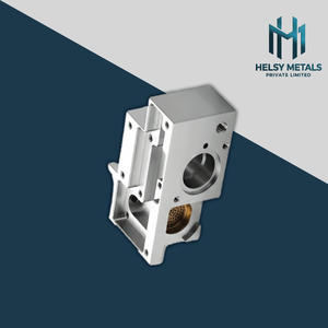 Boîtier en aluminium fraisé VMC industriel avec trous filetés de précision et ouvertures alésées pour assemblages mécaniques - Product Image 4