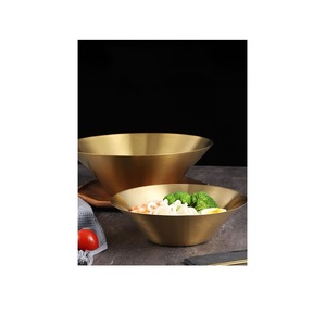 Bol de service en laiton au design vintage fait à la main par des artisans qualifiés pour des rituels d'occasions spéciales ou une authentique portion de nourriture indienne - Product Image 2