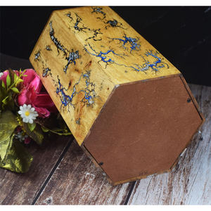 Urne funéraire faite à la main avec litchenberg en forme d'hexagone-superbe urne en bois-urne personnalisée pour cendres humaines par AYAANS - Product Image 4