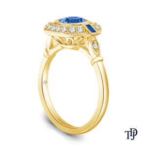 Bague en or 14 carats élégante de style milgrain vintage avec saphir bleu et halo de saphirs bleus baguette latéraux - Product Image 2