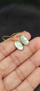 Boucles d'oreilles pendantes en labradorite naturelle vintage faites à la main pour femmes, en laiton plaqué or, avec des ailes en pierres précieuses pour les mariages - Product Image 4