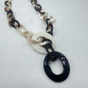 Collier chaîne épaisse en résine fait main, bijoux fantaisie surdimensionnés et élégants, bijoux légers et tendance, modèle femme ange - Product Image 2