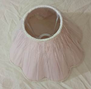 Abat-jour de chevet en tissu de lin imprimé en blocs Ikat plissé effet soie, léger, écologique, moderne, fait main de luxe - Product Image 2