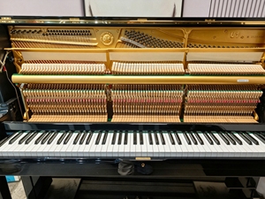 Piano droit d'occasion Yamaha U1M japonais, 88 touches pleine taille, mécanisme Beffa à marteaux, action durable - Product Image 2