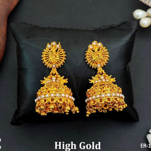Pendientes de templo hechos a mano, joyería étnica india elegante, pendientes llamativos en tono dorado, regalo perfecto para mujer - Product Image 1