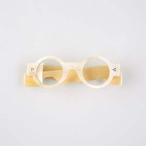 Marco de gafas de sol de cuerno elegante creado con artesanía detallada y materiales sostenibles para amantes de la Moda Ética - Product Image 3