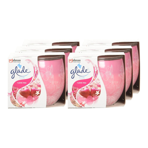 Créez une ambiance relaxante avec l'odeur douce et florale de Glade Candle 120g With Love. - Product Image 6