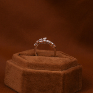 Anillo de Compromiso de Lujo para Mujer, 4.0 Quilates, Corte Multiforma, Diamante Cultivado en Laboratorio, Chapado en Oro Sólido de 14 Quilates - Product Image 5