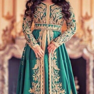 STUPÉFIANT ET BEAU TRAVAIL DE BRODERIE SUR ROBE CAFTAN AVEC PERLES DE VERRE EN CRISTAL OMBRÉES, PIERRE, SEQUENCE,DABKA WORK @ 2024 - Product Image 1