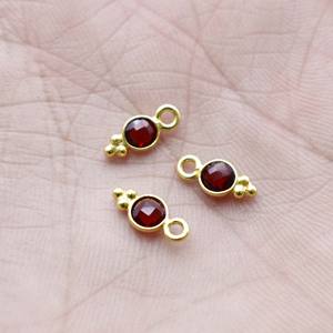 Colgante de Cuarzo Granate con Bisel, Hecho a Mano, Chapado en Oro, Pequeño Amuleto Redondo Facetado, Regalo para el Amor, Se Vende por Pieza - Product Image 4