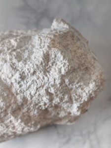 Pyrophyllite industrielle en morceaux pour l'isolation des câbles et le revêtement des fils avec une résistance diélectrique élevée et une flexibilité - Product Image 3
