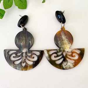 Boucles d'oreilles artisanales en corne de bœuf, dernières créations, bijoux d'oreille naturels et élégants, impression de logo personnalisée, artisanat Khadim pour l'exportation en gros, tendance - Product Image 1