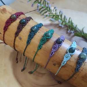 สร้อยข้อมือแฮนด์เมดสไตล์วินเทจจาก HARI OM CREATIONS ประดับด้วยหินหลากสีแบบผสมผสาน ตกแต่งด้วยเชือกมาคราเม่สไตล์โบฮีเมียน ชุบทอง หลากสี เหมาะสำหรับเป็นของขวัญและใส่ในงานปาร์ตี้ - Product Image 4