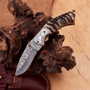 Tay Khắc Chất Lượng Hàng Đầu Tùy Chỉnh Handmade Damascus Gấp Dao Pocket Clip Dao Ram Sừng Với Da Vỏ Bọc Dao Cạo Sắc Nét - Product Image 1