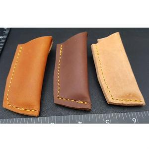 Funda de cuero hecha a mano, probablemente en estilo pancake o cross draw, diseñada para llevar en un cinturón. - Product Image 5