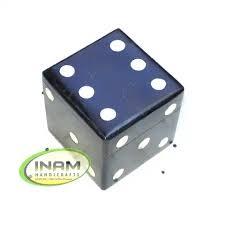 Boîte à dés en bois personnalisable faite à la main avec 5 petits dés cubiques - Product Image 5