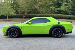 Dodge Challenger SRT Hellcat Jailbreak 2023 Usado ~1,500 Millas, Motor Hemi V8 Supercargado de 717 hp, Color Sublime, Kit Widebody - Product Image 4